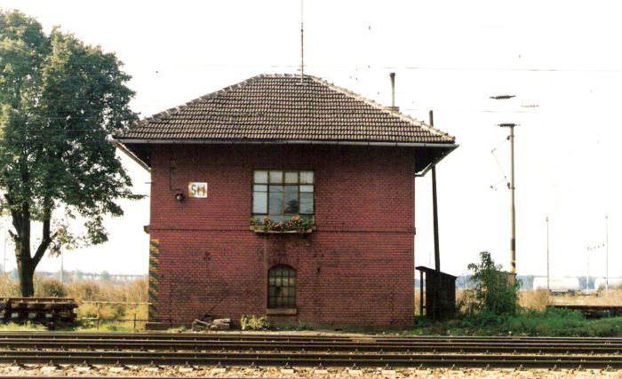  Leopoldov - stavadlo na žilinskom zhlaví (St 1).Čelný pohľad zo strany koľají. Foto: M. Entner, 10.1994. 178 x 126, COLOR 