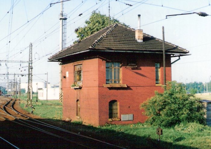  Leopoldov - stavadlo na žilinskom zhlaví (St 1). Šikmý pohľad zo strany koľají od Žiliny. Vľavo časť zhlavia. Foto: M. Entner, 10.1994. 126 x 89, COLOR 