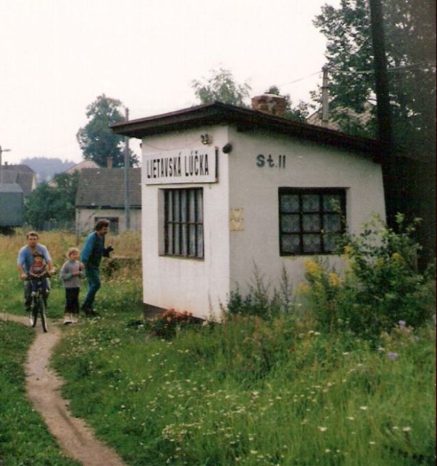  Lietavská Lúčka - stanovište signalistu zrejme na rajeckom zhlaví (St II). Nárožný pohľad zo strany koľaje. Foto: M. Entner, 17.8.1996. 126 x 89, COLOR 