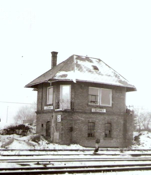 Lužianky - stavadlo na leopoldovskom zhlaví (St 1). Šikmý pohľad zo strany koľají od Nitry. Foto: J. Kubáček, 5.1.1996. 100 x 100 