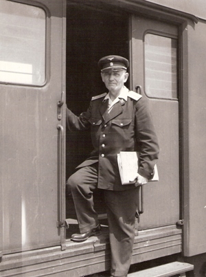  Postava muža v železničnej rovnošate vo dverách vozňa radu Da. Anonym, cca 1965. 240 x 190 