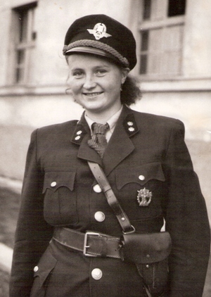  Polovičná postava ženy v rovnošate železničnej ochrannej stráže. Anonym, cca 1950. 170 x 120 