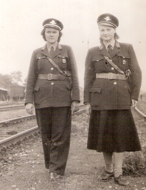 Dve ženy v rovnošate železničnej ochrannej stráže. Text: Olga Lošomská a A. Skalická, členky ochrannej stráže ČSD. Anonym, cca 1950. 145 x 115 