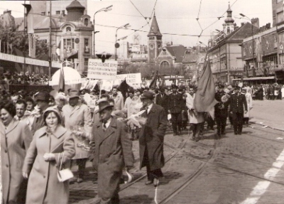  Železničiari vozňového depa v prvomájovom sprievode na Nám. SNP v Bratislave. Anonym, 1.5.1962. 130 x 90. 