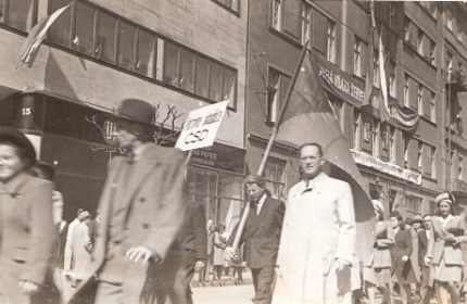  Prvomájový sprievod 1946 v Bratislave (zrejme na Štefánikovej ulici), skupina železničiarov v civile s tabuľou Štátne železnice ČSD (pravdepodobne). Anonym, 1.5.1946. 167 x 110 