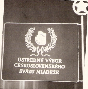  Štandarda Ústredný výbor Československého sväzu mládeže. Anonym, cca 1960. 75 x 55 