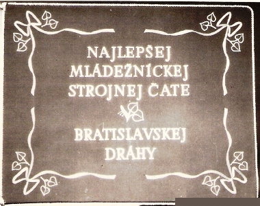  Putovná zástava Najlepšej mládežníckej strojnej čate Bratislavskej dráhy. Anonym, cca 1960. 75 x 58 